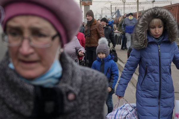 Pessoas à espera de um trem com destino     a Kiev caminham para uma plataforma em     Kramatorsk, na região de Donetsk, leste     da Ucrânia por VADIM GHIRDA/ASSOCIATED PRESS/ESTADÃO CONTEÚDO