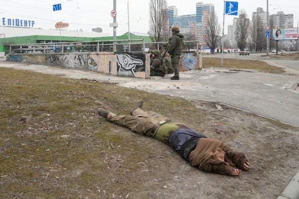 O corpo de um soldado é visto em Kiev, na Ucrânia, por EFREM LUKATSKY/ASSOCIATED PRESS/ESTADÃO CONTEÚDO
