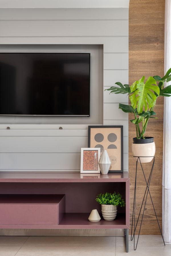 Nessa sala, os pôsteres e os adornos no móvel da TV estão dentro da regra de três da decoração por Projeto de Fernanda Calazans, com foto de Camila Santos