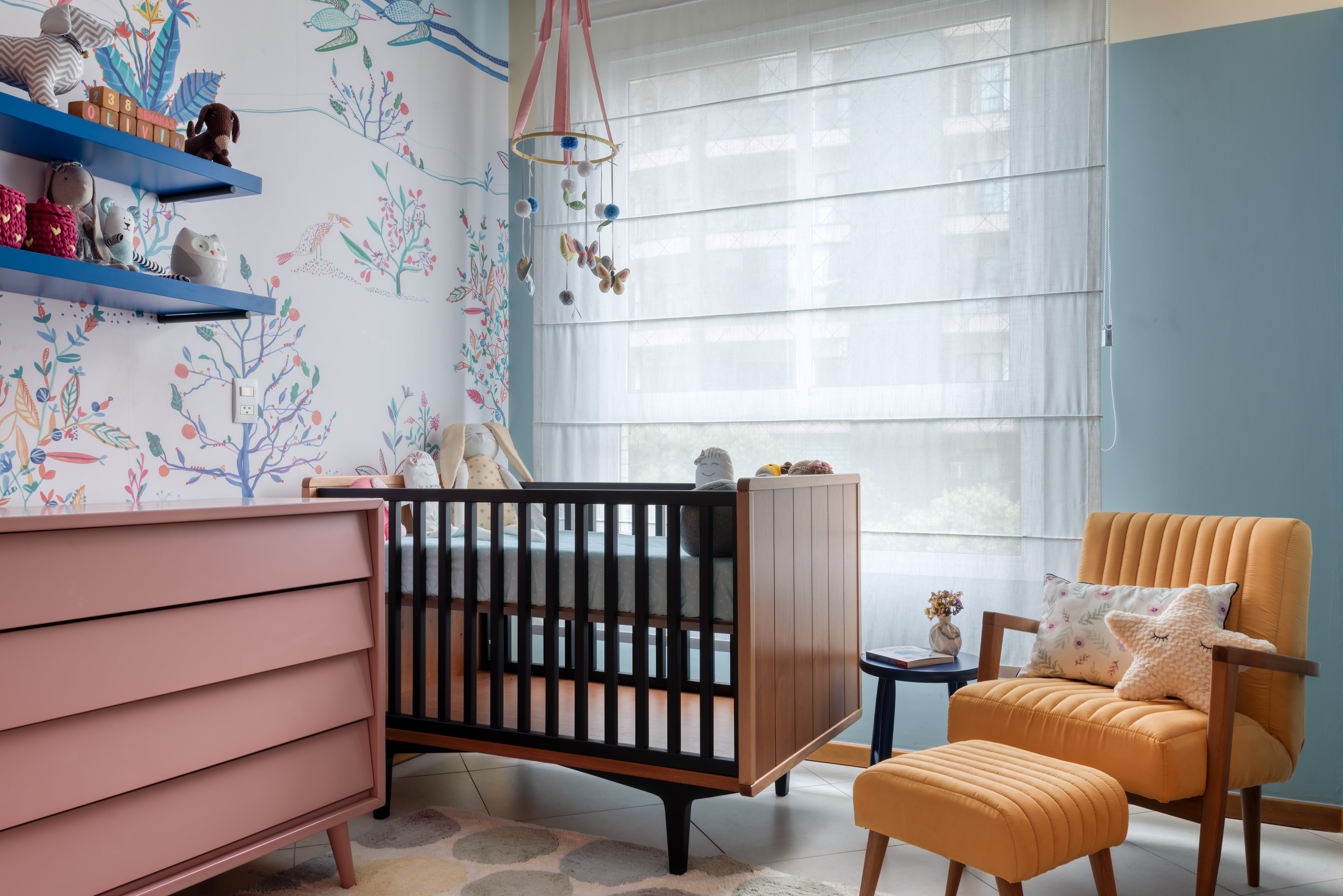 Nesse quarto infantil, os três mobiliários principais formam um triangulo, segundo a arquiteta Fernanda Calazans