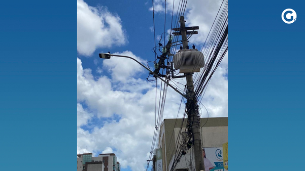 O equipamento de um poste quebrou e ocasionou um curto na fiação elétrica, interrompendo o abastecimento no Centro de Linhares.