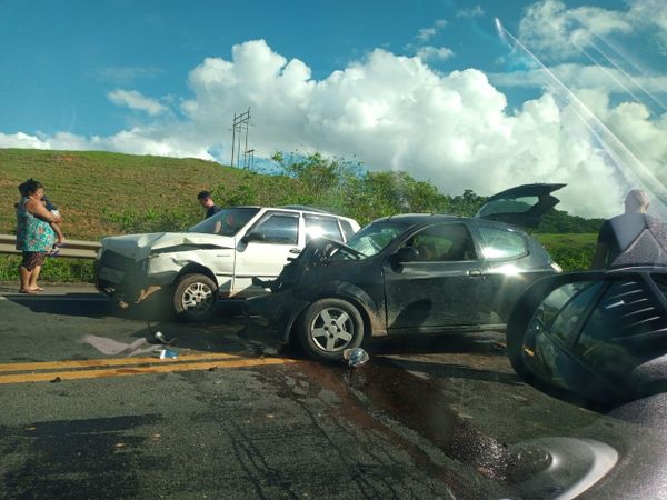 Acidente envolvendo quatro veículos deixa feridos na BR 101, em Ibiraçu.