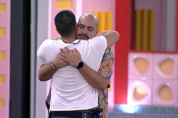 Arthur e Tiago Abravanel se abraçam após desentendimento 