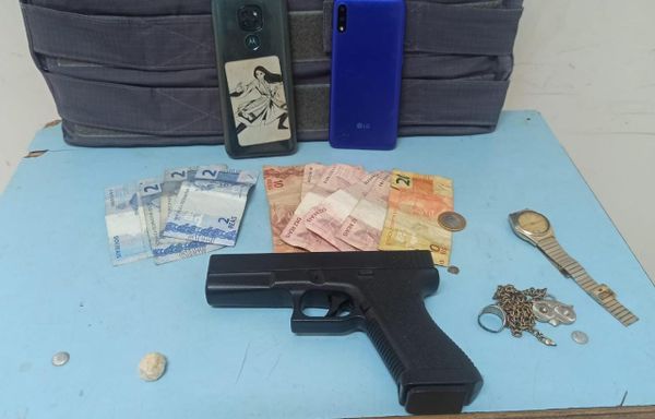 Jovem de 19 anos é detido com cocaína e réplica de arma de fogo em Guaçuí