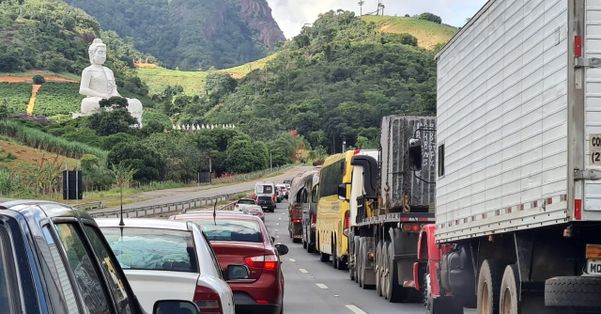 O trânsito segue lento na BR 101 em Ibiraçu, no Norte do Estado.