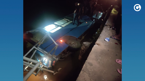 Ônibus cai dentro de rio em Boa Esperança