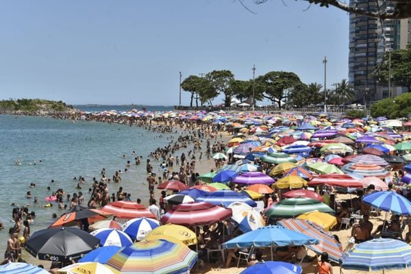 Domingo de carnaval com praias cheias em Vila Velha