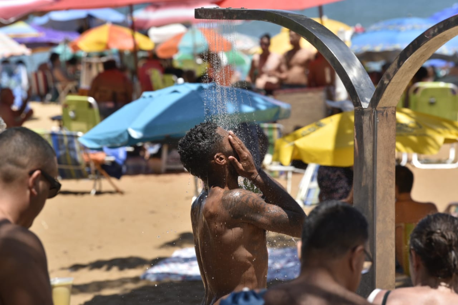 Domingo de carnaval com praias cheias em Vila Velha