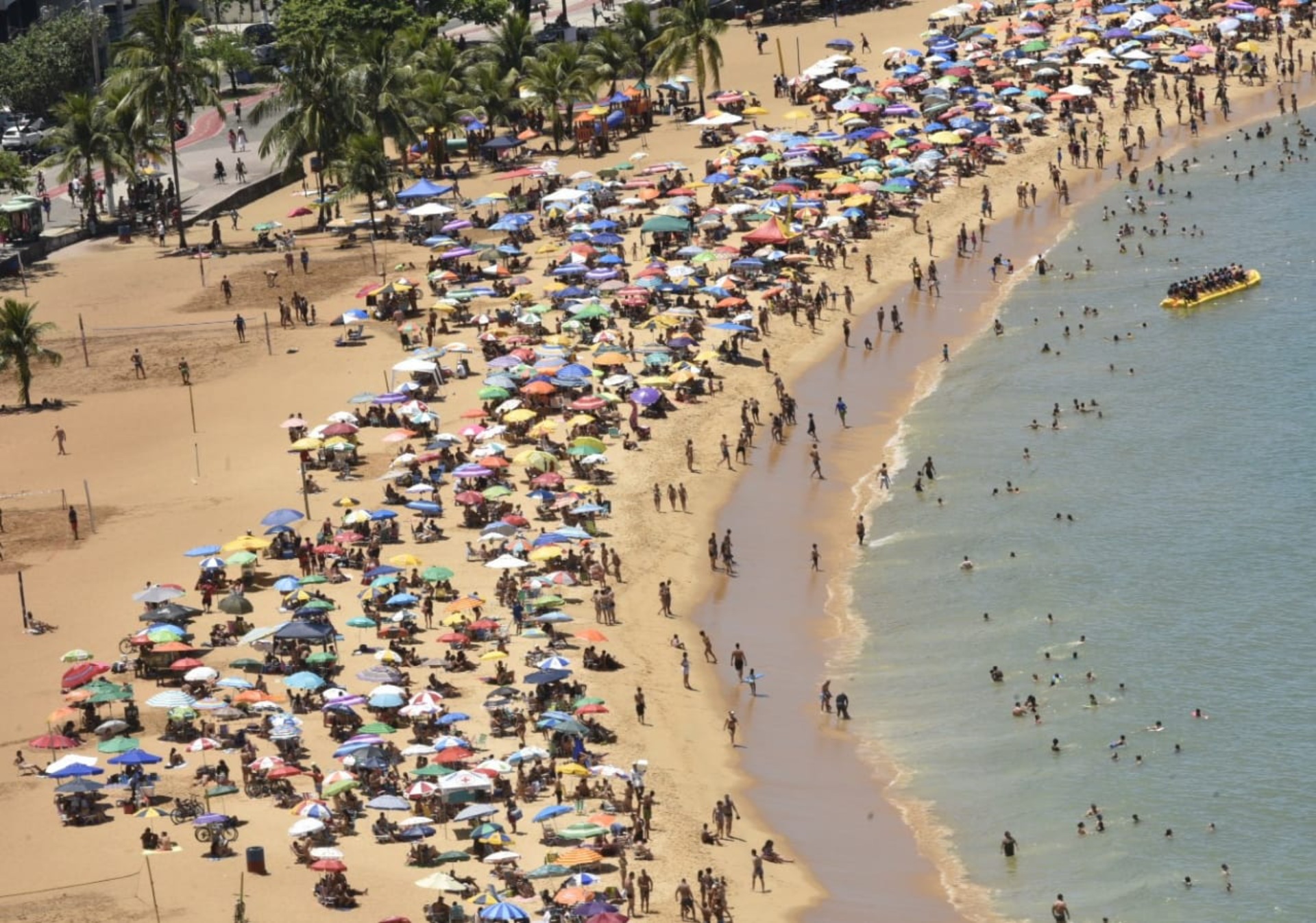 Domingo de carnaval com praias cheias em Vila Velha