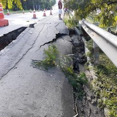 Parte do asfalto de rodovia cedeu após chuvas em Domingos Martins por Simone Ribet