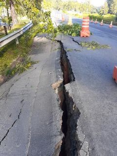 Parte do asfalto de rodovia cedeu após chuvas em Domingos Martins por Simone Ribet