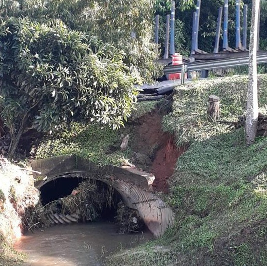 Parte do asfalto de rodovia cedeu após chuvas em Domingos Martins por Simone Ribet