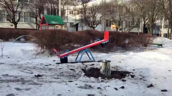Um foguete Grad não explodido é visto em um playground de jardim de infância em Kharkiv, na Ucrânia