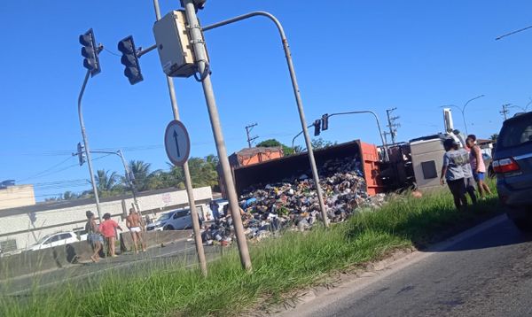 Acidente envolvendo caminhão de lixo em Vila Velha