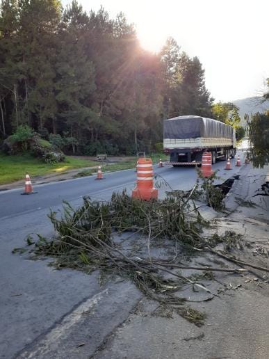 Asfalto cede na BR 262, em Pedra Azul, por conta das chuvas