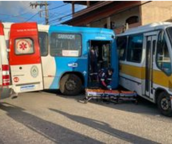 Colisão envolvendo um ônibus e dois veículos de passeio na Avenida Humberto de Campos, em São Diogo
