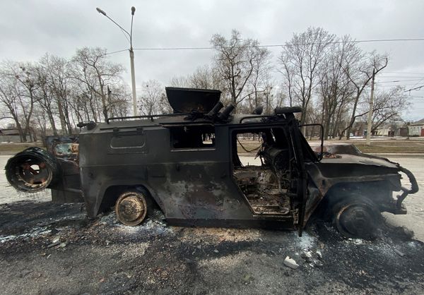 Uma vista mostra um veículo de mobilidade de infantaria todo-o-terreno do Exército russo destruído Tigr-M (Tiger) em uma estrada em Kharkiv, Ucrânia, 28 de fevereiro de 2022. REUTERS/Vitaliy Gnidyi ORG XMIT: H005
