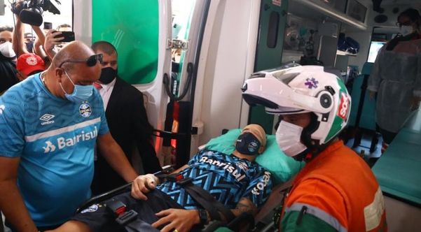Jogador do Grêmio ficou ferido após ônibus do clube ser apedrejado