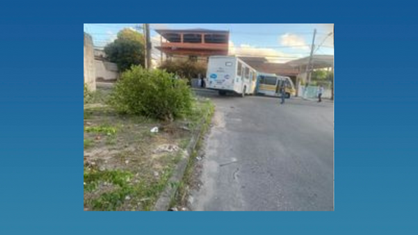 Motorista do Transcol perde controle e atinge ônibus escolar e carro na Serra por Internauta