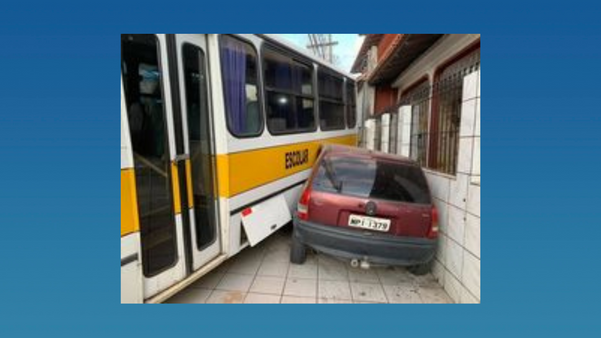 Motorista do Transcol perde controle e atinge ônibus escolar e carro na Serra por Internauta