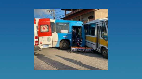 Motorista do Transcol perde controle e atinge ônibus escolar e carro na Serra por Internauta