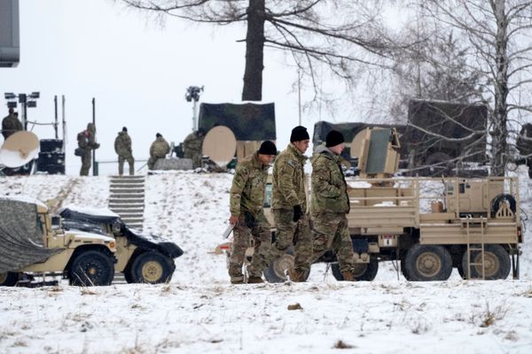 As comitivas da Rússia e da Ucrânia se encontraram em   Belarus para uma primeira negociação entre as duas partes, disse Mykhailo   Podolyak, um assessor do presidente ucraniano Volodymyr Zelensky.