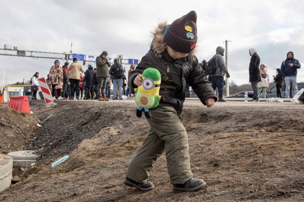  - Pessoas fugindo do conflito na Ucrânia chegam à fronteira de Medyka, no sudeste da   Polônia, na fronteira com a Ucrânia, nesta segunda-feira, 28 de fevereiro de 2022.   Dezenas de milhares de ucranianos estão migrando para países vizinhos para fugir   da invasão russa. 
