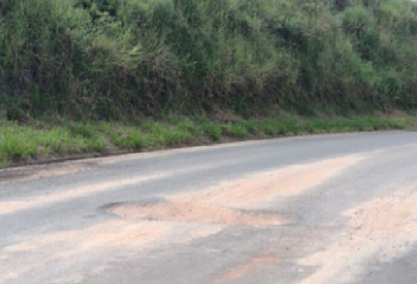 Buraco que motorista teria tentado desviar antes de capotar com o carro