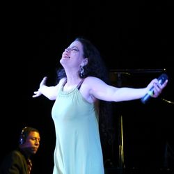 Elaine Rowena apresenta o espetáculo "Nossos Duos" em Vitória