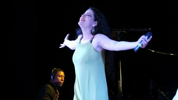 Cantora apresenta "Nossos Duos", show em que divide o palco com o pianista Gerlin Júnior, nesta sexta-feira (4), em Vitória. Com HZ, ela ainda fala dos planos para o ano, que promete novidades