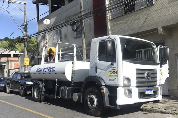 Água potável é distribuída por carros pipa nos bairros da Grande São Pedro após falha no abastecimento