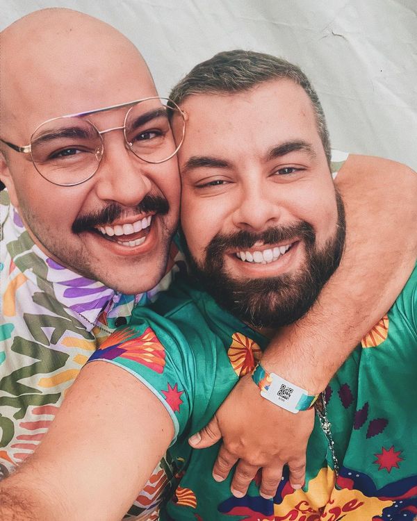 Tiago Abravanel e o marido Fernando Poli curtem o Carnaval de São Paulo 2022