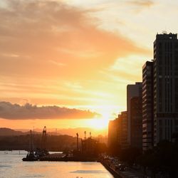 O fenômeno de verão acontece quando um dos hemisférios está inclinado de forma a receber a maior incidência possível de luz solar direta