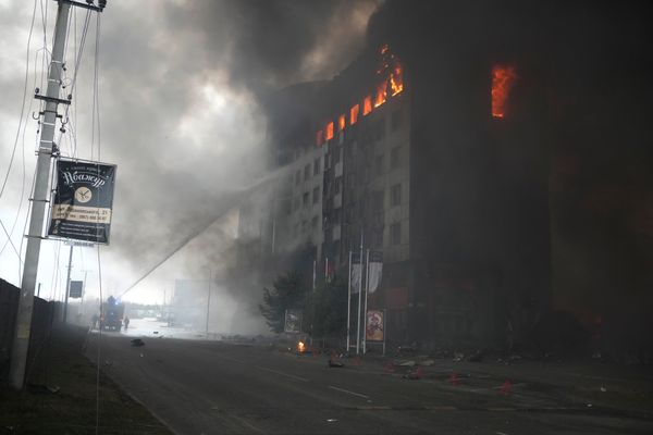 Bombeiros tentam controlar o fogo um prédio em chamas após bombardeio russo em Kiev, na Ucrânia, nesta quinta-feira (03/03)