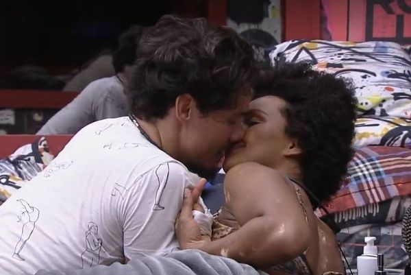 Eliezer e Natália se beijam no quarto grunge durante festa