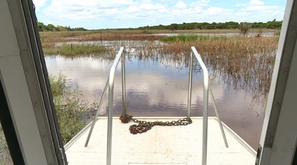 Embarcação com os agentes de saúde chegando até a Aldeia de Comboios