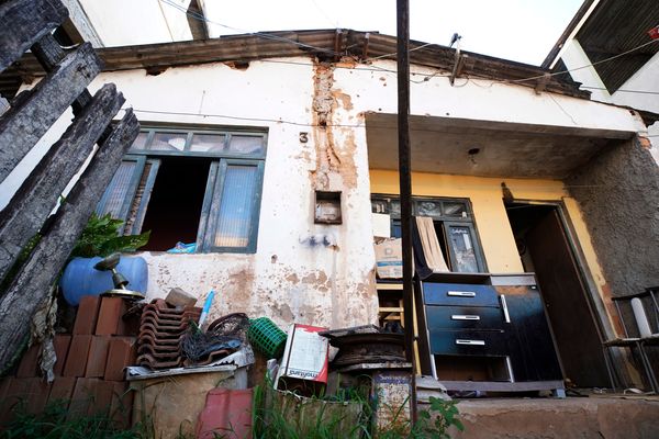 Casa com rachaduras abriga seis pessoas - 4 são crianças - em Vila Velha por Fernando Madeira