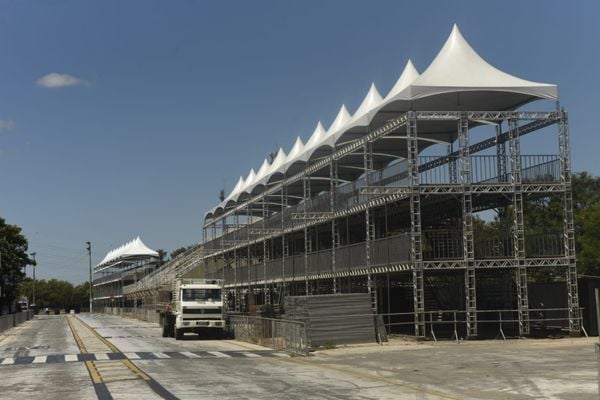 Estrutura para o Carnaval de Vitória começa a ser montada no Sambão do Povo por Vitor Jubini/AG