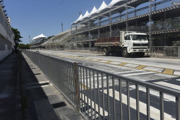 Estrutura para o Carnaval de Vitória começa a ser montada no Sambão do Povo por Vitor Jubini/AG