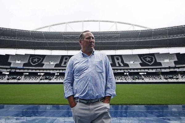 John Textor comemora compra da SAF do Botafogo: 'Vim para construir um time campeão'