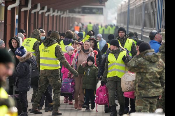 Movimento de ucranianos após desembarque na estação de Przemysl, na Polônia, nesta quinta-feira (03/03/22)