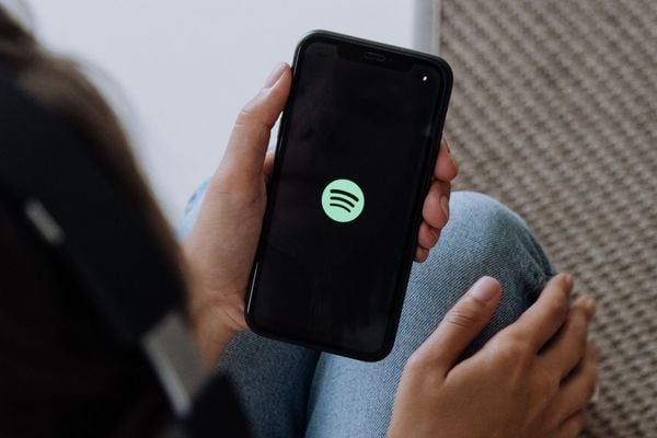 Spotify fecha sede russa