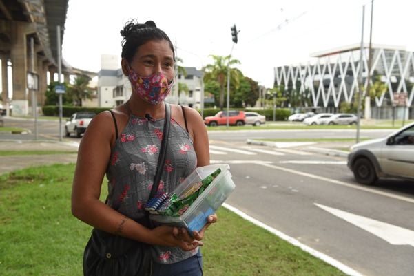 Suellen Casado de Andrade vende balas no sinal para cuidar da filha por Fernando Madeira 