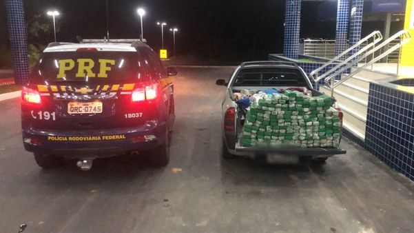 Drogas estavam dentro dos pacotes verdes e brancos que aparecem empilhados na traseira da caminhonete