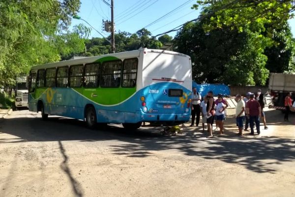 Mulher ficou gravemente ferida ao ter perna atingida por ônibus em Viana