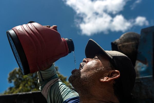 Trabalhador bebe água em meio a onda de calor em Vitória