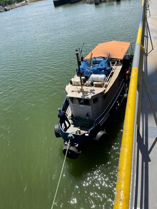 Em Aracruz: Equipes da Alfândega inspecionam navio por suspeita de tráfico de drogas por Alfândega do Porto de Vitória