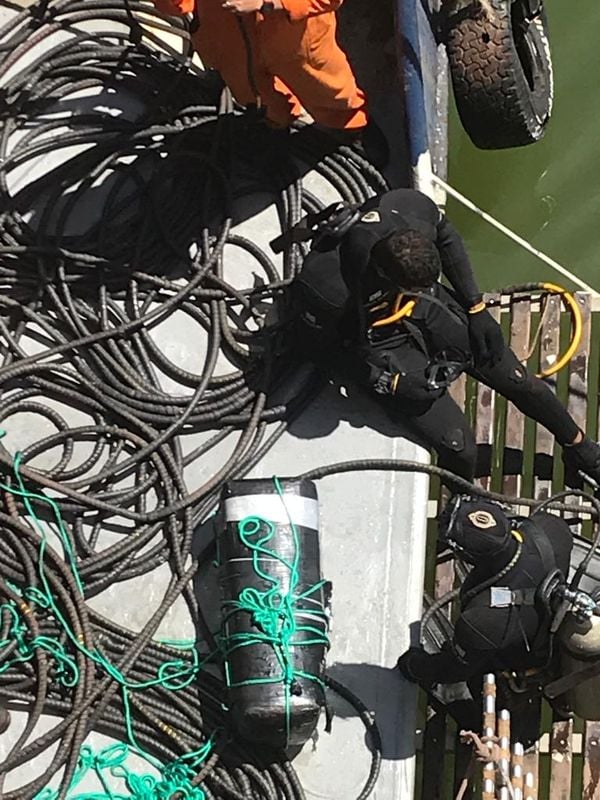 Em Aracruz: Equipes da Alfândega inspecionam navio por suspeita de tráfico de drogas por Alfândega do Porto de Vitória