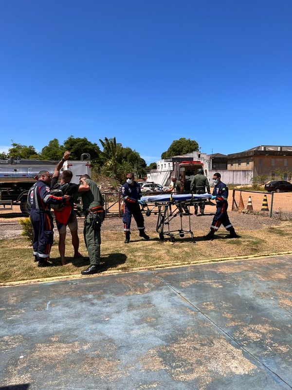 O resgate da vítima foi realizado com o apoio de um helicóptero da Notaer por Divulgação \ Notaer