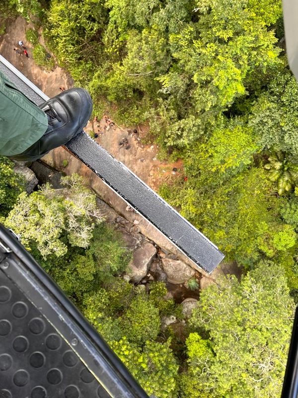 O resgate da vítima foi realizado com o apoio de um helicóptero da Notaer por Divulgação \ Notaer